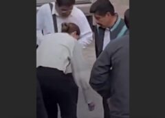 Colaboradores limpian los zapatos del presidente de la SCJN, Hugo Aguilar