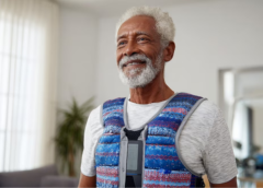Chalecos con peso: la tendencia de entrenamiento que podría fortalecer los huesos en adultos mayores
